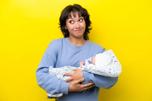 Jovem Argentina Com Seu Bebê Bonito Fazendo Gestos Dúvidas Levantar — Fotografia de Stock