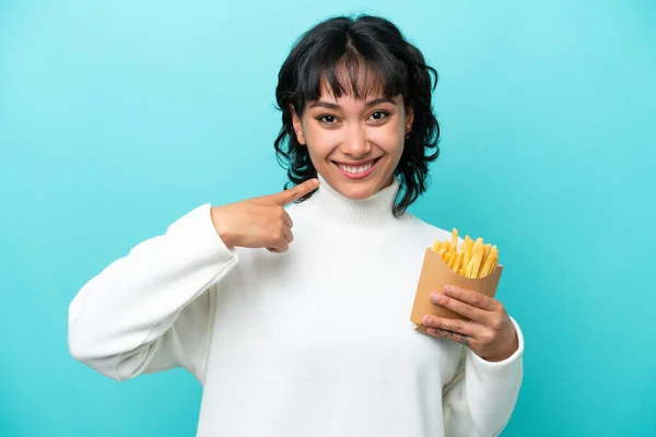 Jonge Argentijnse Vrouw Met Gebakken Chips Geïsoleerd Blauwe Achtergrond Geven — Stockfoto