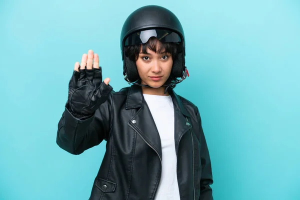 阿根廷年轻女子 戴着摩托车头盔 蓝色背景隔离 摆出停下来的姿势 — 图库照片
