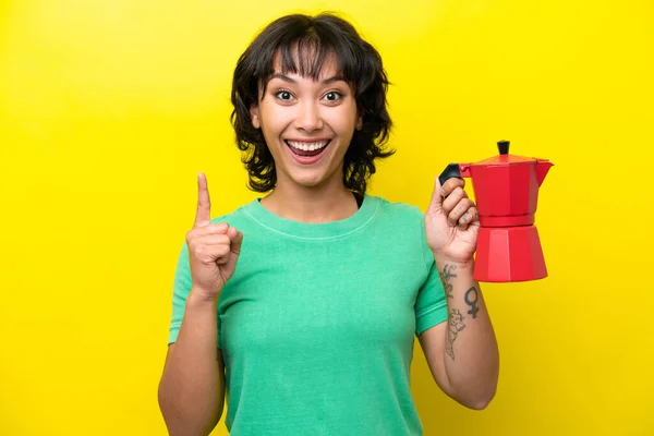 Jonge Argentijnse Vrouw Met Koffie Pot Geïsoleerd Gele Achtergrond Wijzend — Stockfoto