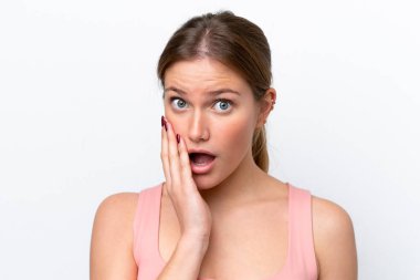 Beyaz arka planda soyutlanmış beyaz bir kadın. Portre