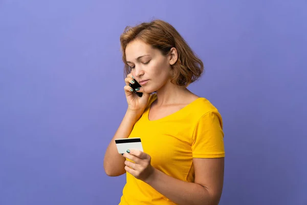 Jonge Georgische Vrouw Geïsoleerd Paarse Achtergrond Kopen Met Mobiele Telefoon — Stockfoto