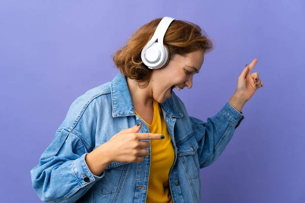 Νεαρή Γεωργιανή Γυναίκα Απομονωμένη Μωβ Φόντο Ακούγοντας Μουσική Και Χορεύοντας — Φωτογραφία Αρχείου