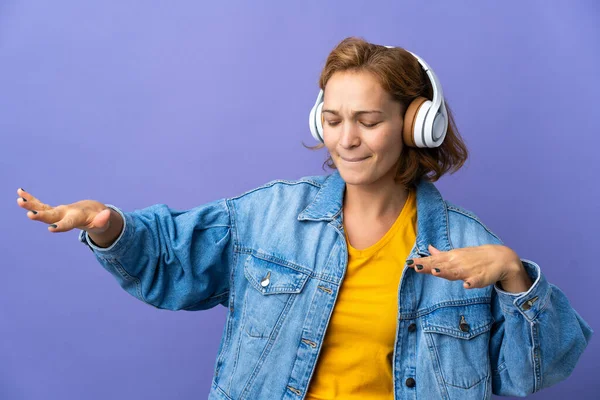 Молодая Грузинка Изолирована Фиолетовом Фоне Слушает Музыку Танцует — стоковое фото