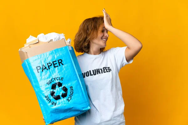年轻的格鲁吉亚女孩拿着一个装满废纸的回收袋来回收利用 她已经意识到一些事情 并打算解决这个问题 — 图库照片