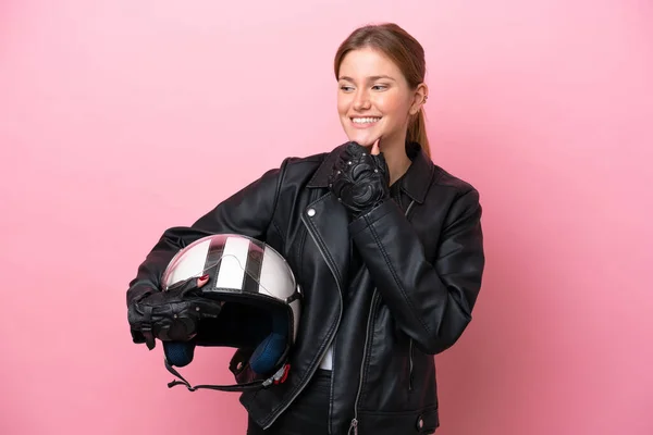 Jonge Kaukasische Vrouw Met Een Motorfiets Helm Geïsoleerd Roze Achtergrond — Stockfoto