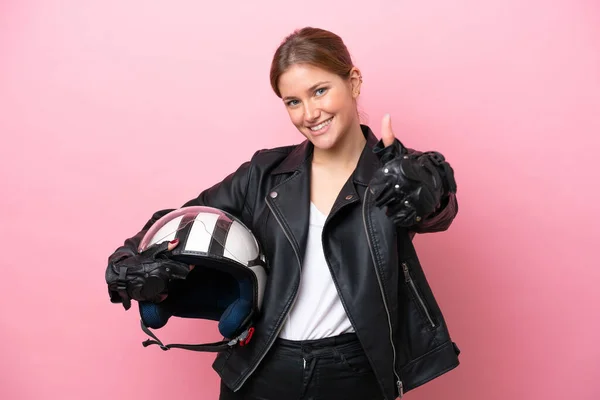 Молода Біла Жінка Мотоциклетним Шоломом Ізольована Рожевому Тлі Великими Пальцями — стокове фото