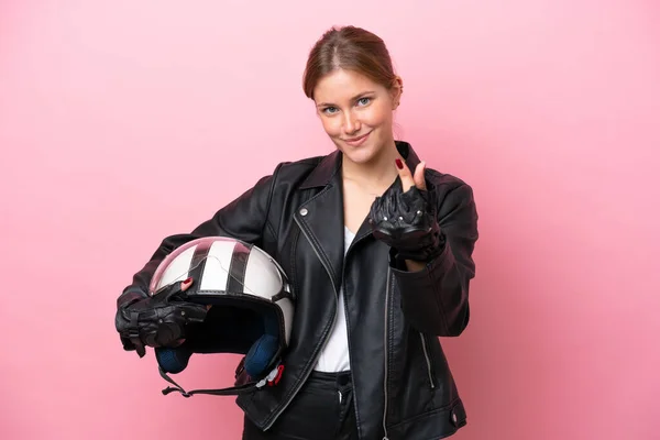 Молода Біла Жінка Мотоциклетним Шоломом Ізольована Рожевому Фоні Заробляючи Гроші — стокове фото