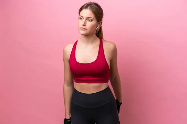 Jonge Kaukasische Vrouw Geïsoleerd Roze Achtergrond Stretching Been — Stockfoto