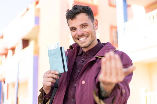 Jonge Blanke Man Buitenlucht Met Een Paspoort Komende Gebaar — Stockfoto