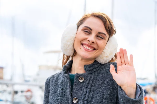 Жінка Брюнета Носить Зимові Муфти Відкритому Повітрі Вітаючи Радістю — стокове фото