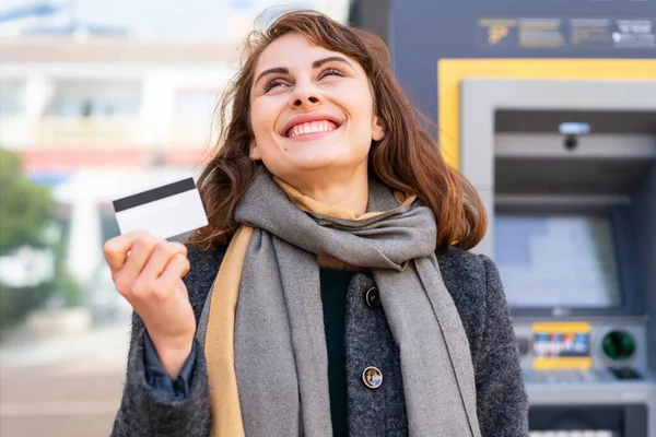Brunetka Trzyma Kartę Kredytową Świeżym Powietrzu Uśmiecha Się — Zdjęcie stockowe