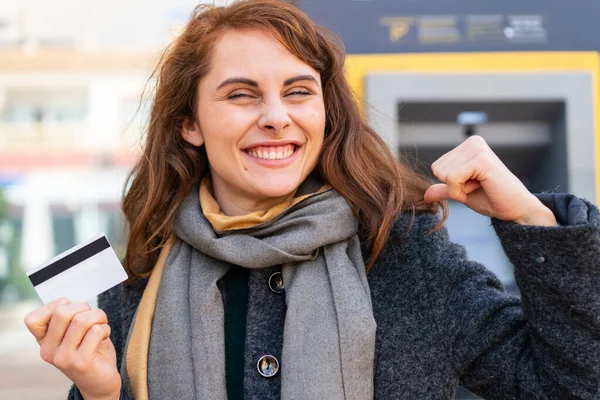 Brunetka Kobieta Trzyma Kartę Kredytową Świeżym Powietrzu Dumny Zadowolony Siebie — Zdjęcie stockowe