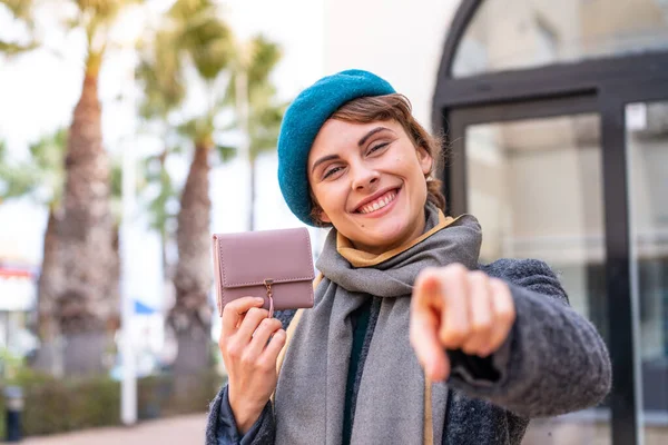 Μπρουνέτ Γυναίκα Κρατώντας Ένα Πορτοφόλι Εξωτερικούς Χώρους Σημεία Δάχτυλο Σας — Φωτογραφία Αρχείου