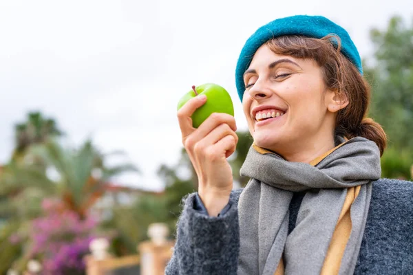 外でリンゴを持つブルネットの女性 — ストック写真
