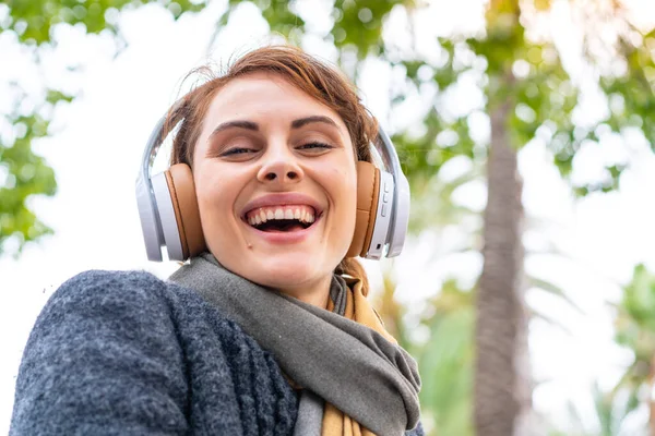 Μελαχρινή Γυναίκα Ακούγοντας Μουσική Ακουστικά Εξωτερικούς Χώρους — Φωτογραφία Αρχείου