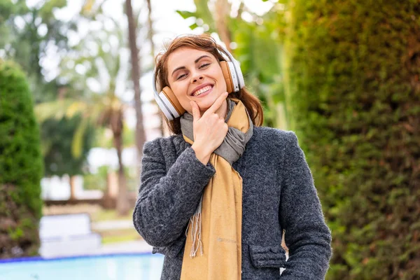 Mujer Morena Escuchando Música Con Auriculares Aire Libre Sonriendo —  Fotos de Stock