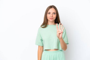 Genç Litvanyalı kadın beyaz arka planda izole edilmiş mutlu ve parmakları olan dört kişi sayıyor.