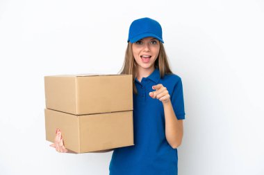 Litvanyalı kadın beyaz arka planda izole edilmiş, şaşırmış ve ön tarafı işaret ediyor.