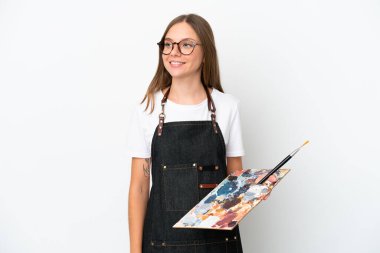 Beyaz arka planda izole edilmiş palet tutan Litvanyalı genç bir kadın.