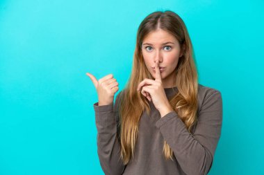 Mavi arka planda soyutlanmış genç sarışın bir kadın yan tarafı gösteriyor ve sessiz hareketler yapıyor.