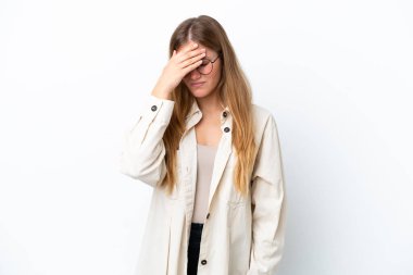 Beyaz arka planda başağrısı olan genç sarışın kadın.