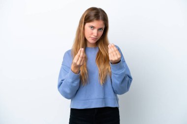 Beyaz arka planda izole edilmiş genç sarışın kadın para hareketi yapıyor ama mahvoluyor.