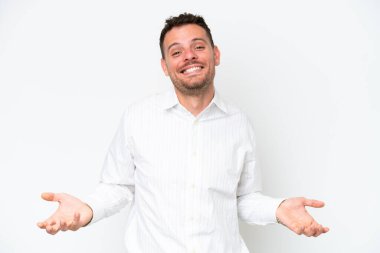 Beyaz arka planda yalnız, mutlu ve gülümseyen beyaz yakışıklı bir adam.