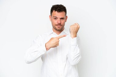 Beyaz arka planda izole genç beyaz yakışıklı adam geç kalma jesti yapıyor