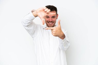 Beyaz arka planda izole edilmiş beyaz tenli yakışıklı bir adam. Çerçeve sembolü