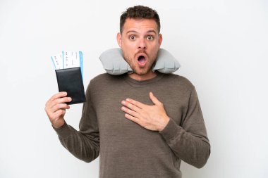 Beyaz arka planda izole edilmiş pasaport taşıyan genç beyaz bir adam sağa bakarken şaşırmış ve şok olmuştu.