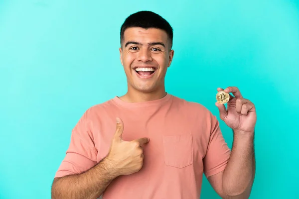 Young Handsome Man Holding Bitcoin Isolated Blue Background Surprise Facial — 스톡 사진