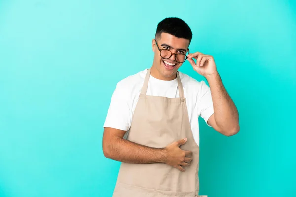 Restaurante Garçom Homem Sobre Isolado Fundo Azul Com Óculos Feliz — Fotografia de Stock