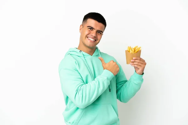 Jonge Knappe Man Met Gebakken Chips Geïsoleerde Witte Achtergrond Trots — Stockfoto