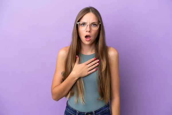 Молодая Литовская Женщина Изолированная Фиолетовом Фоне Удивлена Шокирована Глядя Правильно — стоковое фото