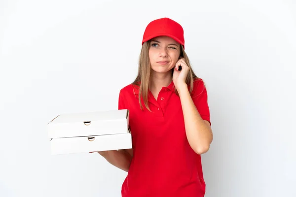 Pizza Entrega Lituana Mulher Isolada Fundo Branco Frustrado Cobrindo Orelhas — Fotografia de Stock
