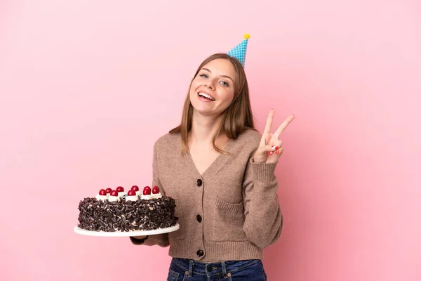 Joven Lituana Sosteniendo Pastel Cumpleaños Aislado Sobre Fondo Rosa Sonriendo —  Fotos de Stock