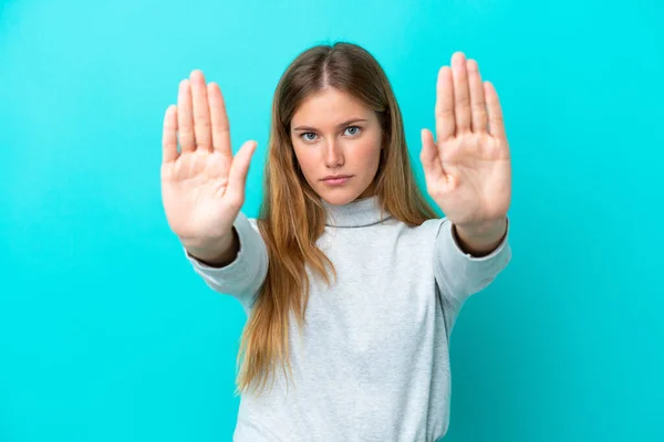 Νεαρή Ξανθιά Γυναίκα Απομονωμένη Μπλε Φόντο Κάνει Στάση Χειρονομία Και — Φωτογραφία Αρχείου