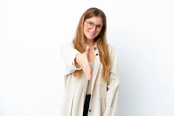 Mladé Blondýny Žena Izolované Bílém Pozadí Třesoucí Ruce Pro Uzavření — Stock fotografie
