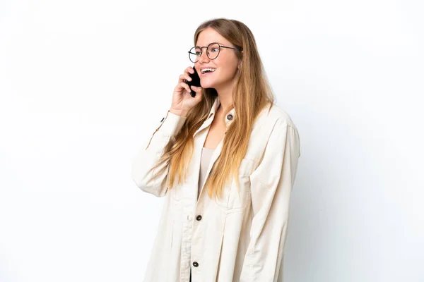 Mladá Blondýna Žena Izolované Bílém Pozadí Vedení Konverzace Mobilním Telefonem — Stock fotografie