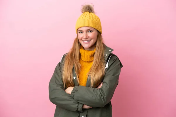 Ung Blond Kvinna Bär Vinter Jacka Isolerad Rosa Bakgrund Hålla — Stockfoto