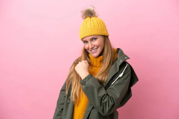 Ung Blond Kvinna Bär Vinter Jacka Isolerad Rosa Bakgrund Firar — Stockfoto