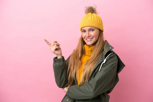 Junge Blonde Frau Trägt Winterjacke Isoliert Auf Rosa Hintergrund Zeigt — Stockfoto