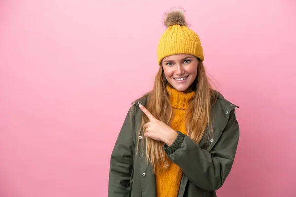 Young Blonde Woman Wearing Winter Jacket Isolated Pink Background Pointing — Stock Photo, Image