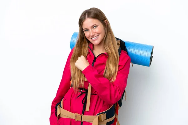 Młoda Dziewczyna Alpinistka Dużym Plecakiem Odizolowanym Białym Tle Świętującym Zwycięstwo — Zdjęcie stockowe