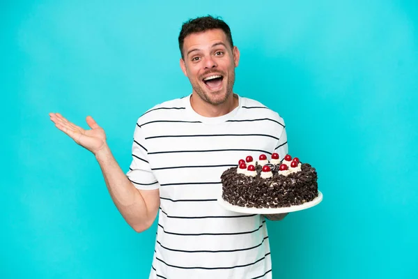 생일날 케이크를 충격적 표정으로 배경에 고립되어 — 스톡 사진