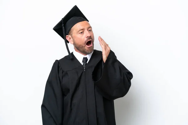 Középkorú Egyetemi Diplomás Férfi Elszigetelt Fehér Háttér Ásítás Lefedése Széles — Stock Fotó