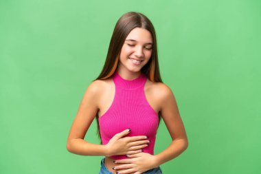 Kafkasyalı genç bir kız izole edilmiş arka planda gülümsüyor.