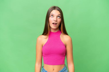 Kafkasyalı genç bir kız soyutlanmış bir şekilde yukarı bakıyor ve şaşırmış bir ifadeyle