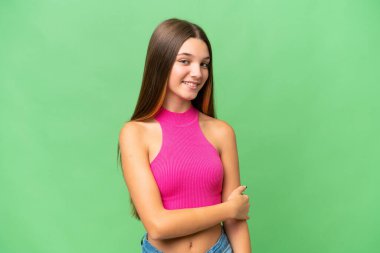 Kafkasyalı genç bir kız izole bir geçmişle gülüyor.